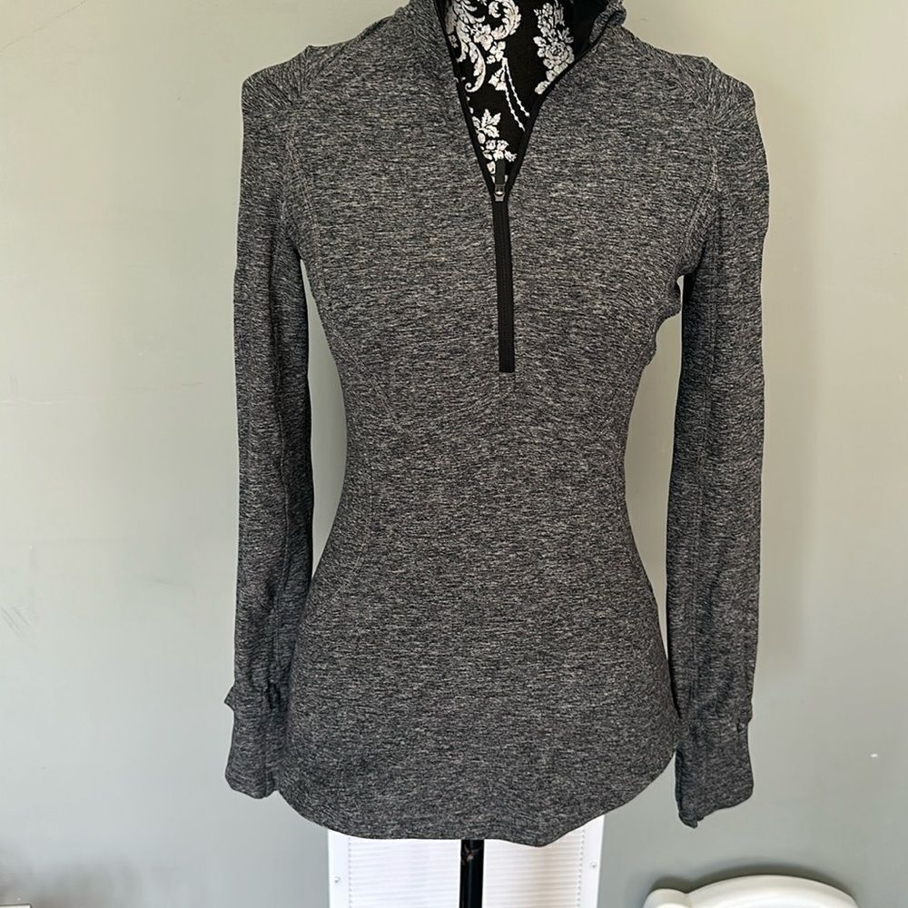 Lululemon size 2 long sleeve 1/2 zip